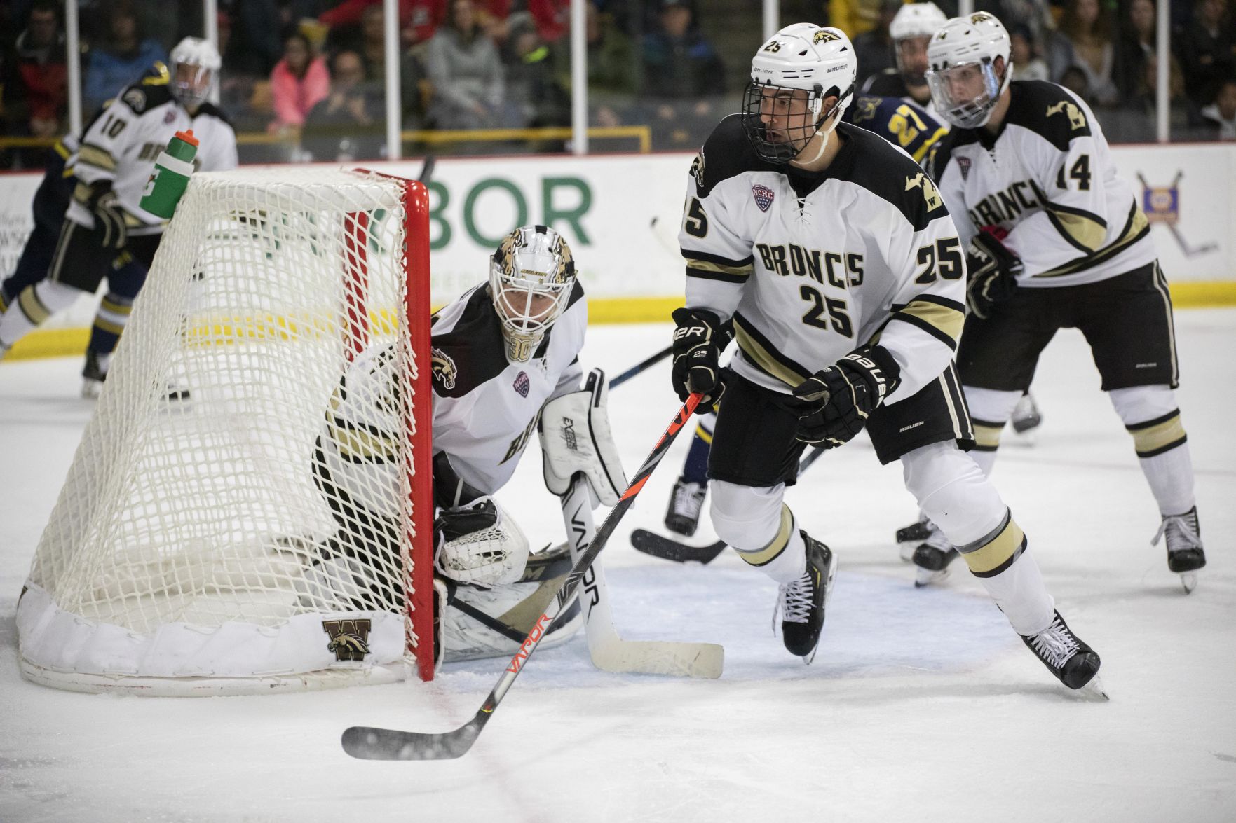Hockey splits weekend set at No. 4 Denver